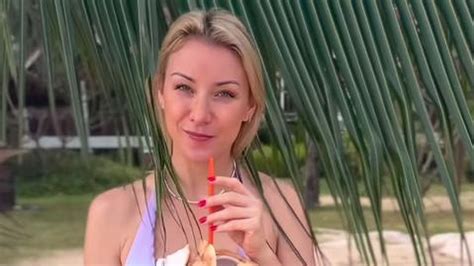 Frau Zieht Sich Nackt Aus